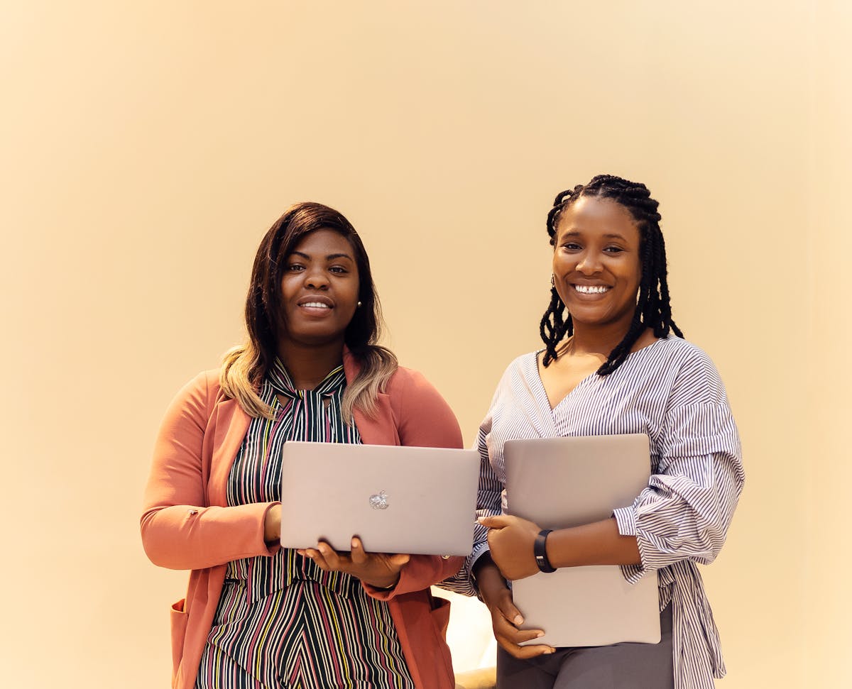 Étudiantes universitaires ISPMY avec ordinateurs